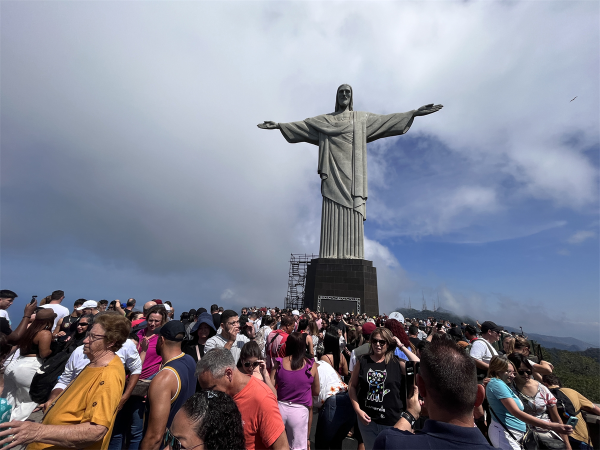 Tourists flock to the peak of Mount Corcovado to view the colossal statue of Jesus Christ in Rio de Janeiro, Brazil. /CGTN