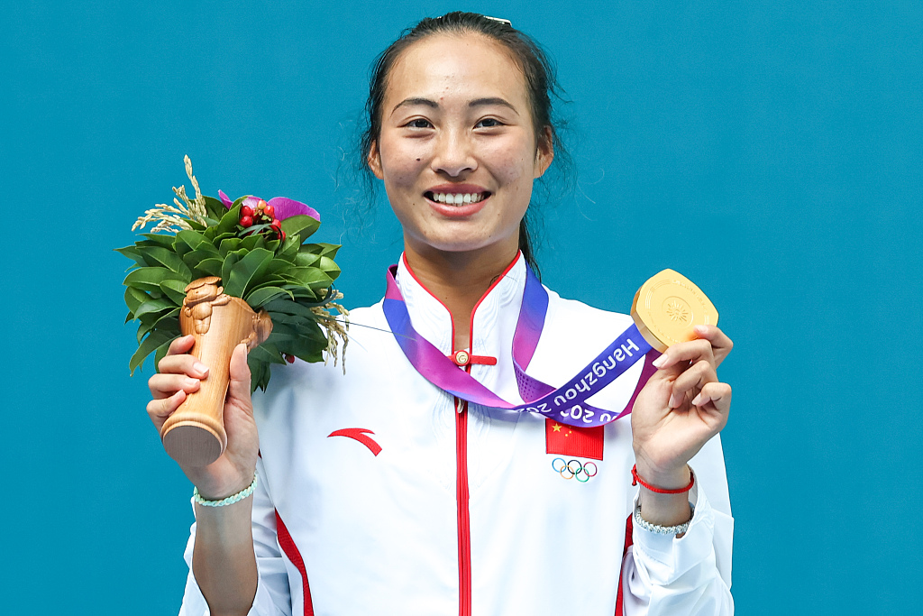 China's Zheng Qinwen celebrates after winning the tennis women's singles final at the 19th Asian Games in Hangzhou, Zhejiang Province, China, September 29, 2023. /CFP