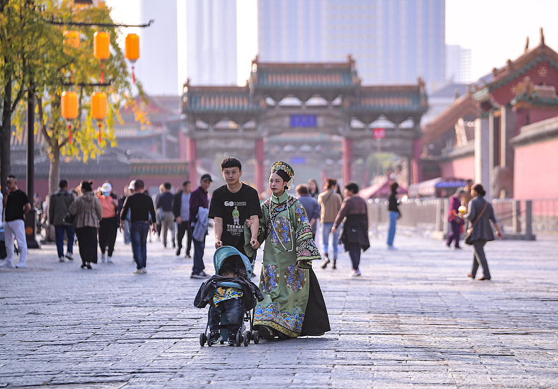 A visitor dresses in traditional Chinese costume on a visit to the Shenyang Palace Museum in Shenyang City, Liaoning Province, October 11, 2023. /CFP