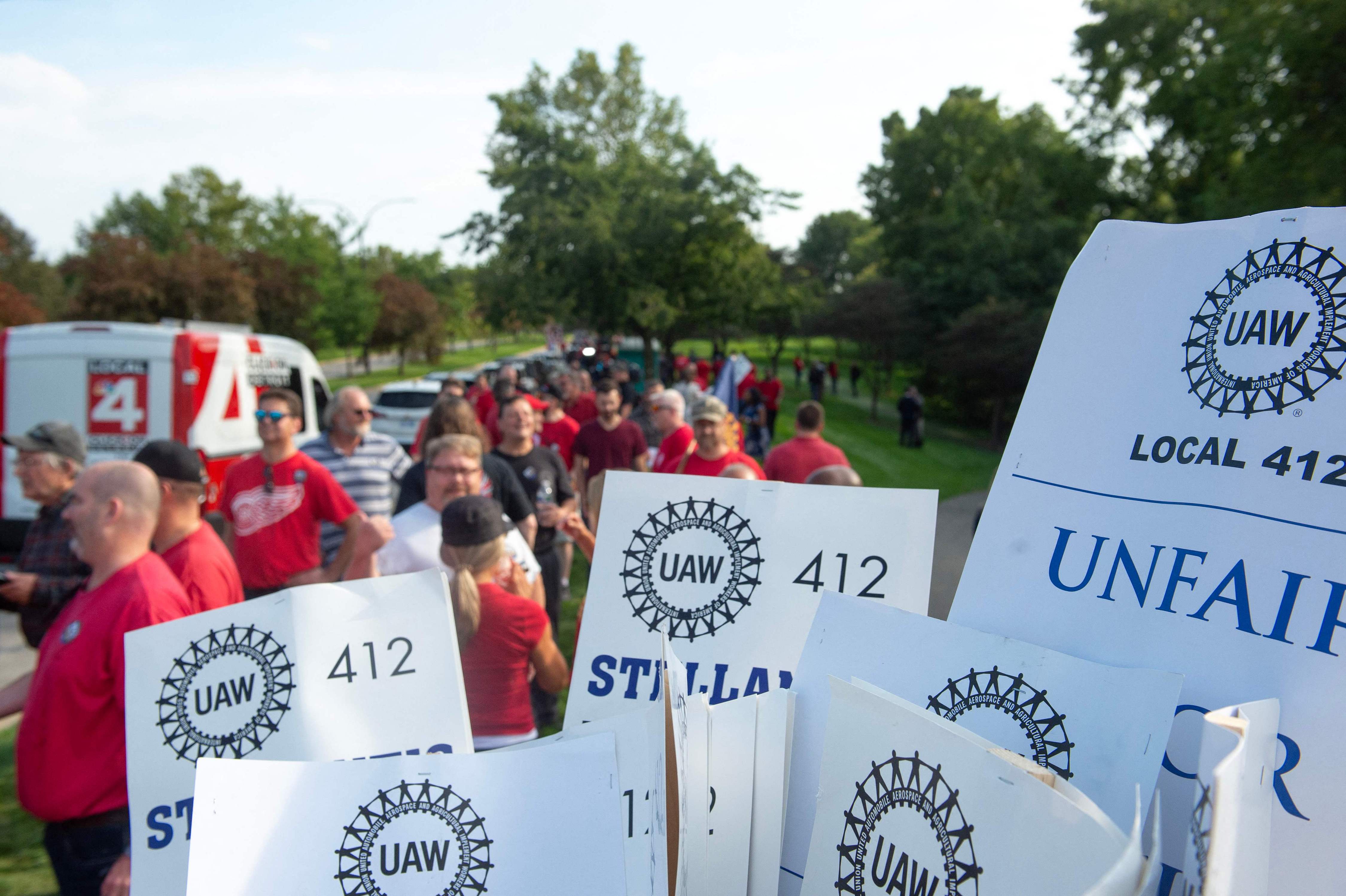 Members of the United Auto Workers (UAW) union hold a practice picket in front of Stellantis headquarters in Auburn Hills, Michigan, U.S., September 20, 2023. /CFP