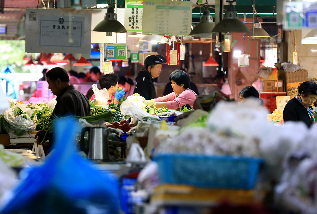 Consumers purchase agricultural and other products at a farmers' market in Huai'an, Jiangsu Province, China, October 13, 2023./CFP