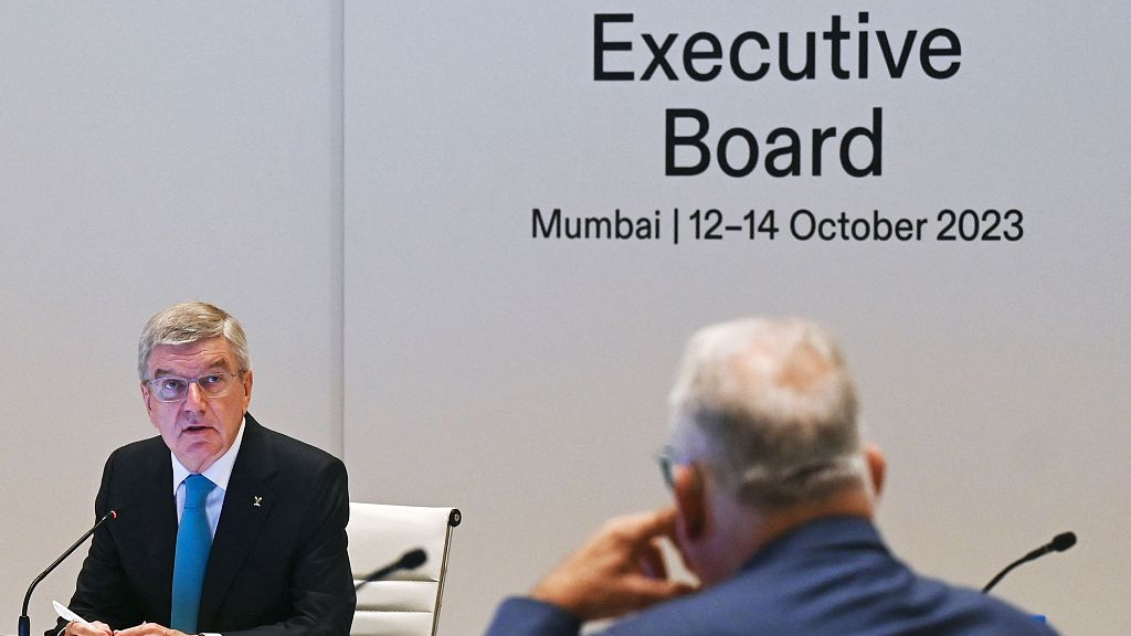International Olympic Committee (IOC) President Thomas Bach (L) speaks on the first day of the executive board meeting of the IOC ahead of the upcoming 141st IOC session in Mumbai, October 12, 2023. /CFP