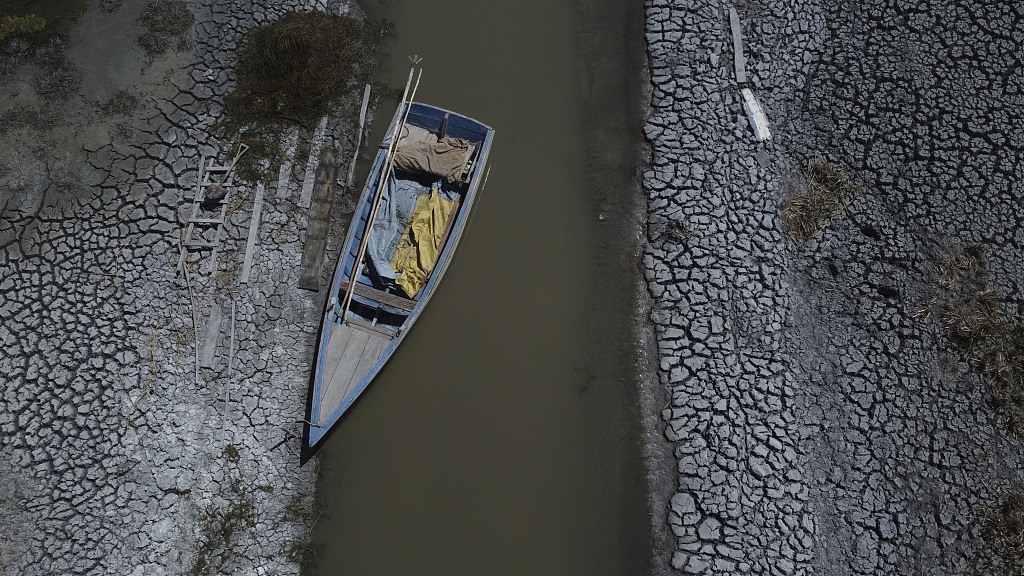 A boat stands on an almost dry shore of Lake Titicaca near the town of Huarina, Bolivia, October 11, 2023. /CFP