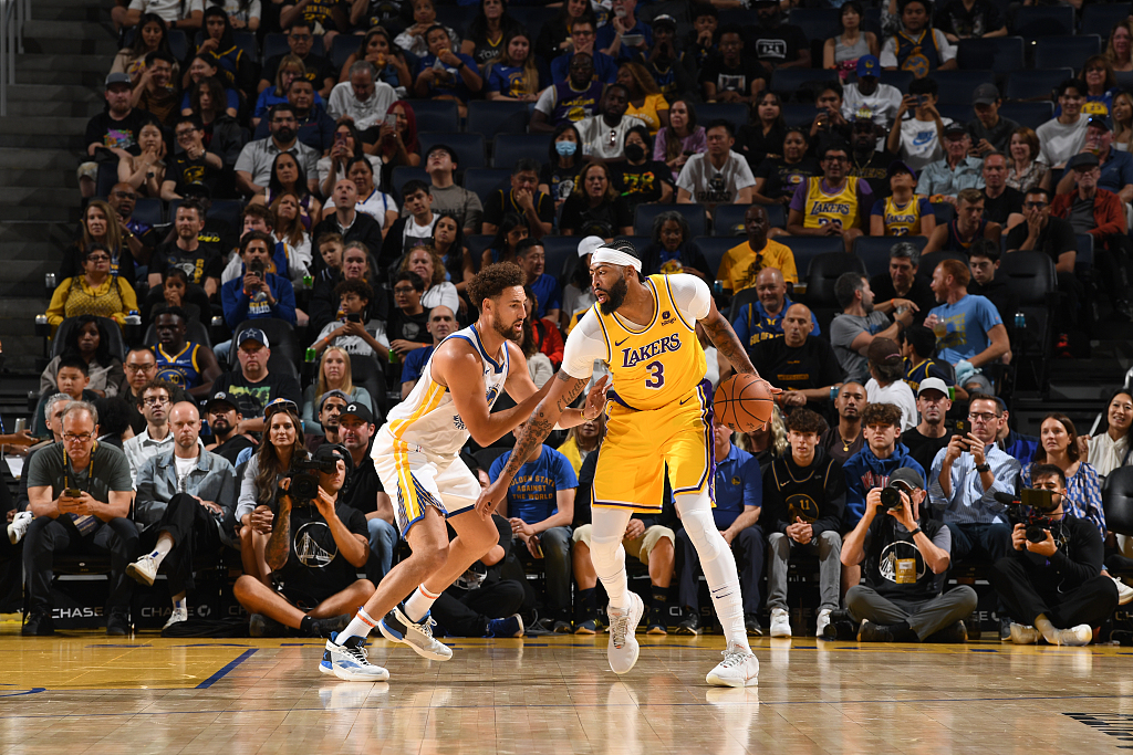 Klay Thompson (L) of the Golden State Warriors guards Anthony Davis of the Los Angeles Lakers in the NBA preseason game at Chase Center in San Francisco, California, October 7, 2023. /CFP