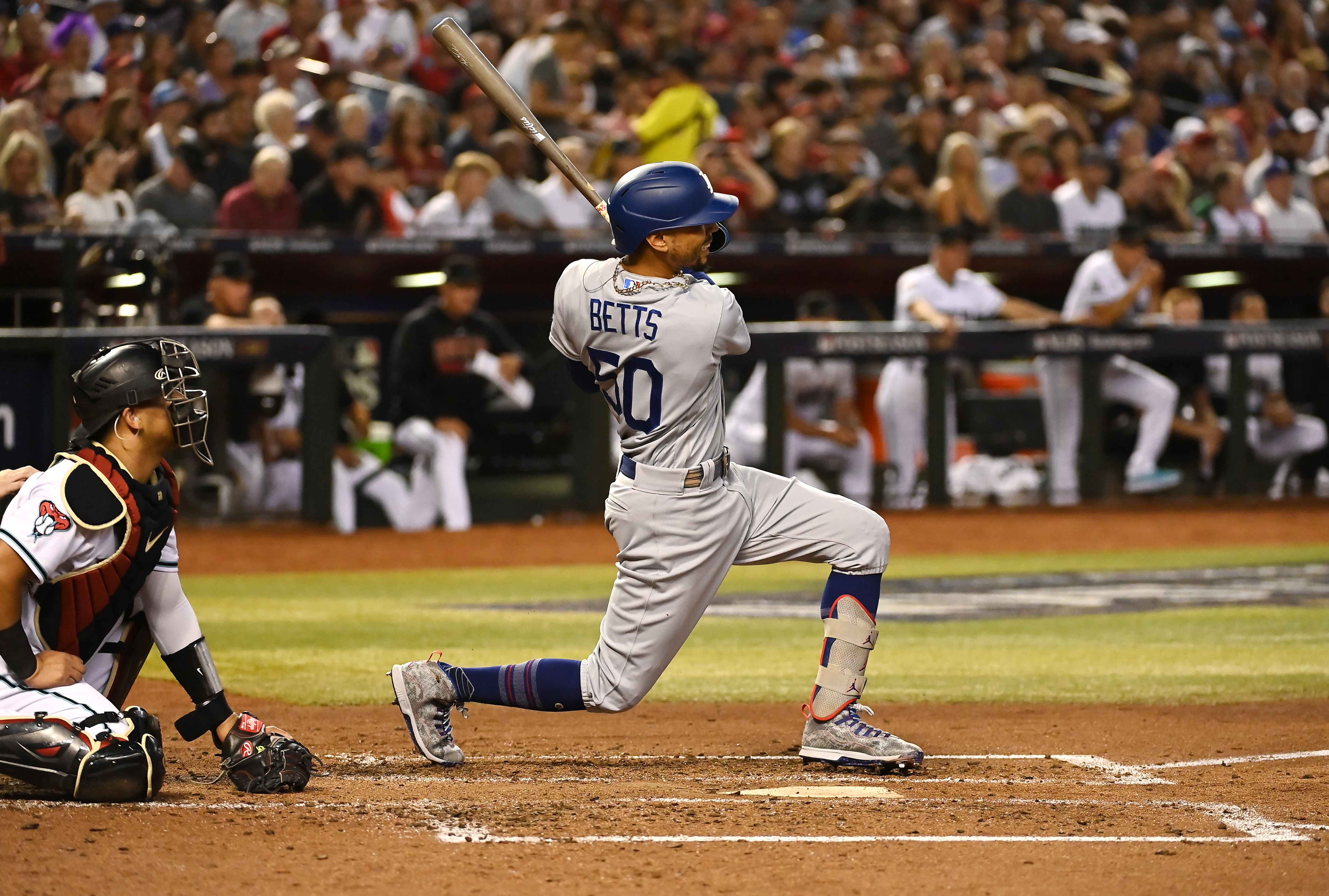 Mookie Betts (C) of the Los Angeles Dodgers hits in Game 3 of the MLB National League Division Series against the Arizona Diamondbacks at Chase Field in Phoenix, Arizona, October 11, 2023. /CFP 