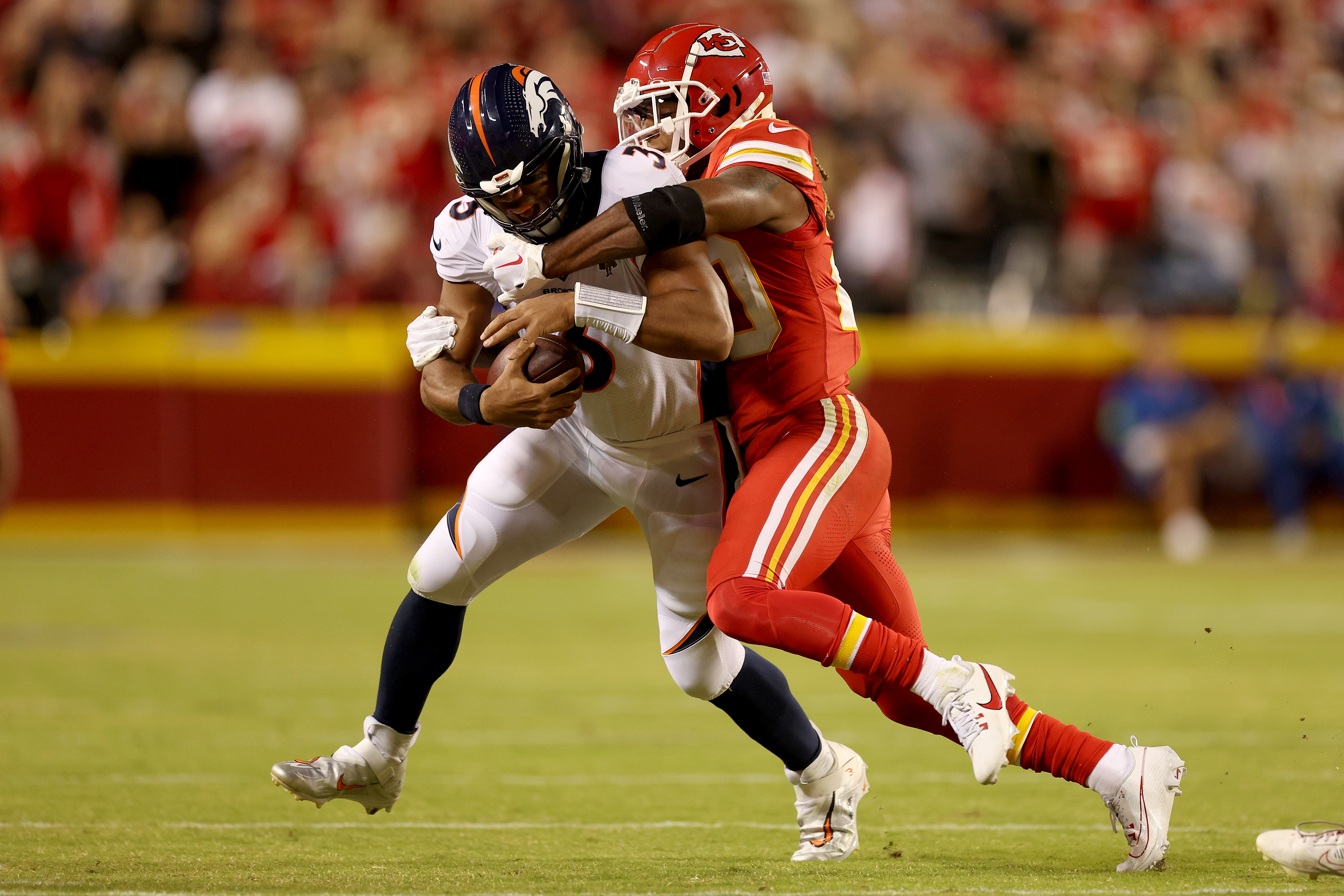 Safety Justin Reid (R) of the Kansas City Chiefs tackles quarterback Russell Wilson of the Denver Broncos in the game at Arrowhead Stadium in Kansas City, Missour, October 12, 2023. /CFP