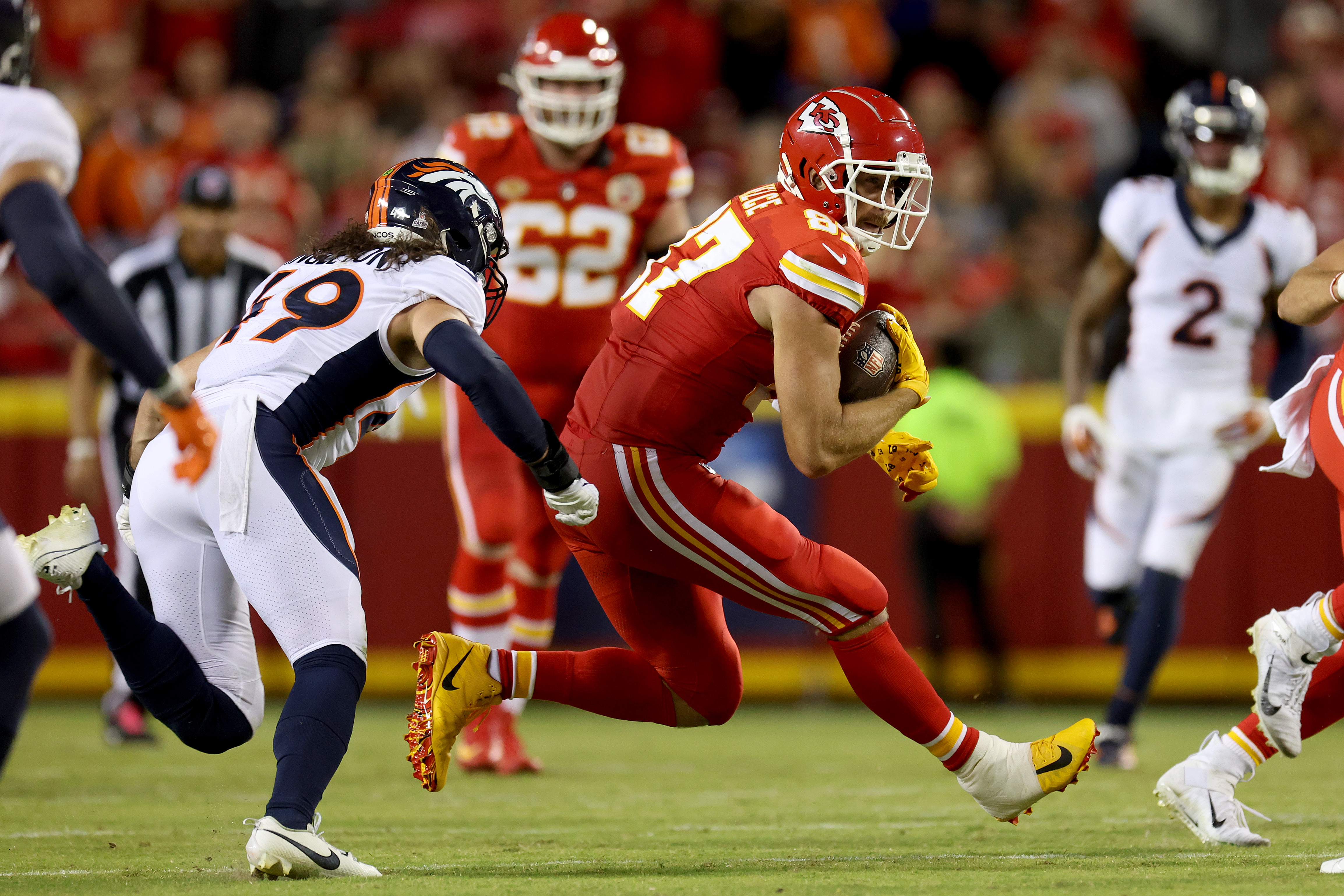 Tight end Travis Kelce (R) of the Kansas City Chiefs carries the ball in the game against the Denver Broncos at Arrowhead Stadium in Kansas City, Missour, October 12, 2023. /CFP