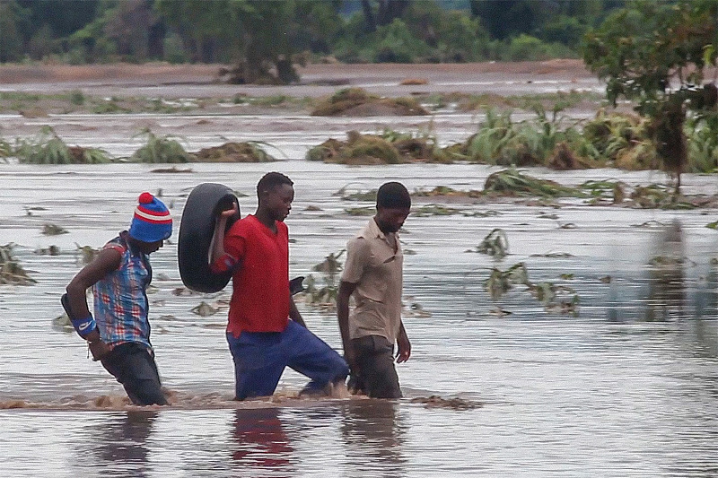 People walk on a road swept by flood waters in Chikwawa, Malawi, January 25, 2022. /CFP