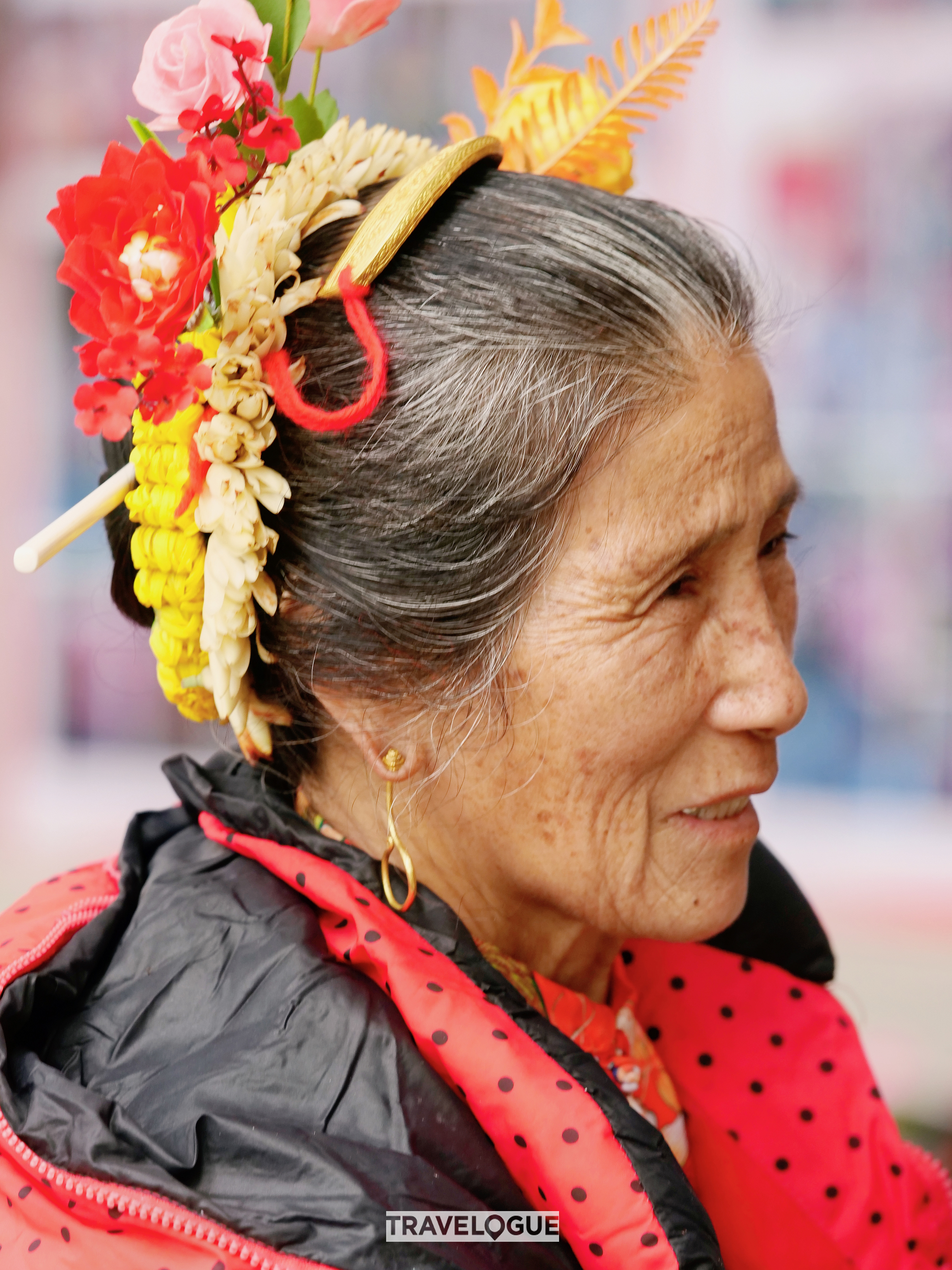 There are many ways to knit the Zanhuawei hairstyle popular with women in Quanzhou, Fujian Province. /CGTN