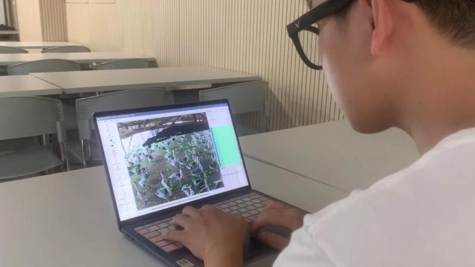 A student from Shenzhen University-Tencent cloud AI BEng program develops an AI goose-breeding program at Shenzhen Univeristy, Shenzhen City, south China's Guangdong Province. /Xinhua