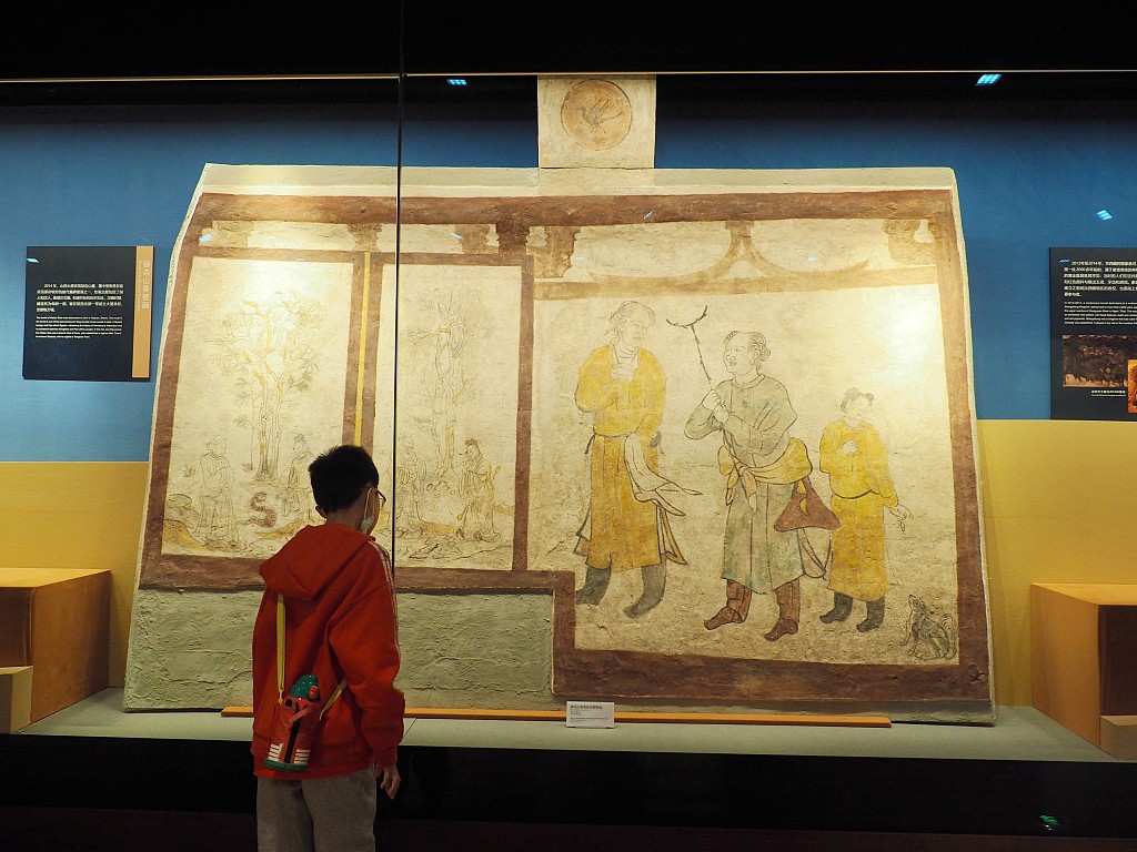 A visitor views a mural of Tang Dynasty (618-907) at an exhibition at the Palace Museum in Beijing on October 13, 2023. /CFP