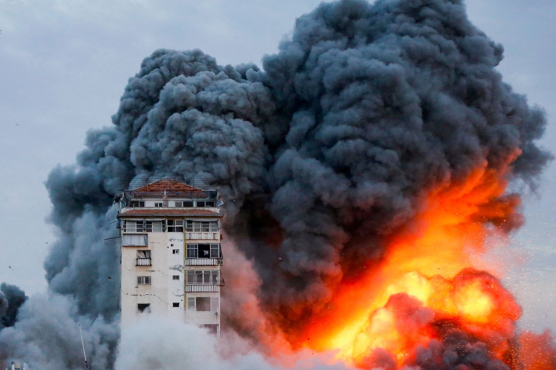 Smoke and flames billow after Israeli forces struck a high-rise tower in Gaza City, October 7, 2023. /Reuters