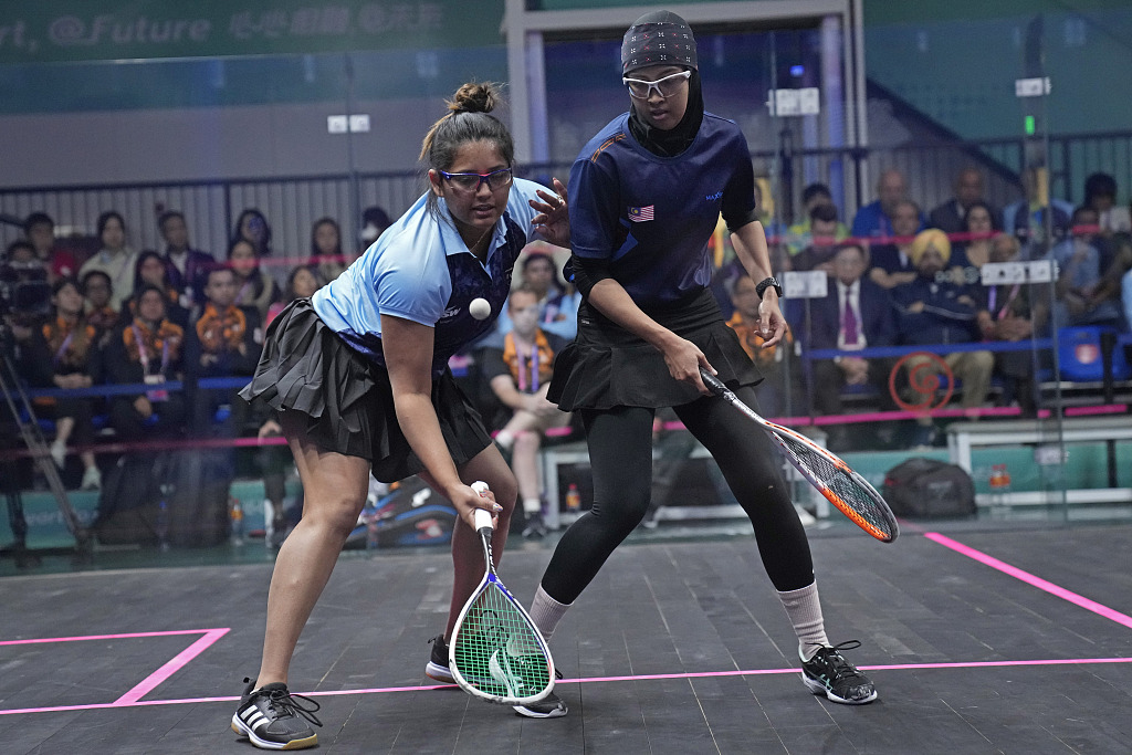 Dipika Pallikal Karthik (L) of India and Aifa Binti Azman of Malaysia compete in the squash mixed doubles final at the 19th Asian Games in Hangzhou, east China's Zhejiang Province, October 5, 2023. /CFP