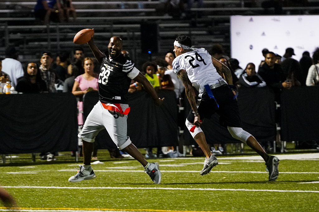 Baron Davis (R) goes against Matt Barnes at the 5th Annual Athletes vs. Cancer celebrity flag football game hosted by Matt Barnes and Snoop Dogg in Los Angeles, California, August 12, 2018. /CFP 