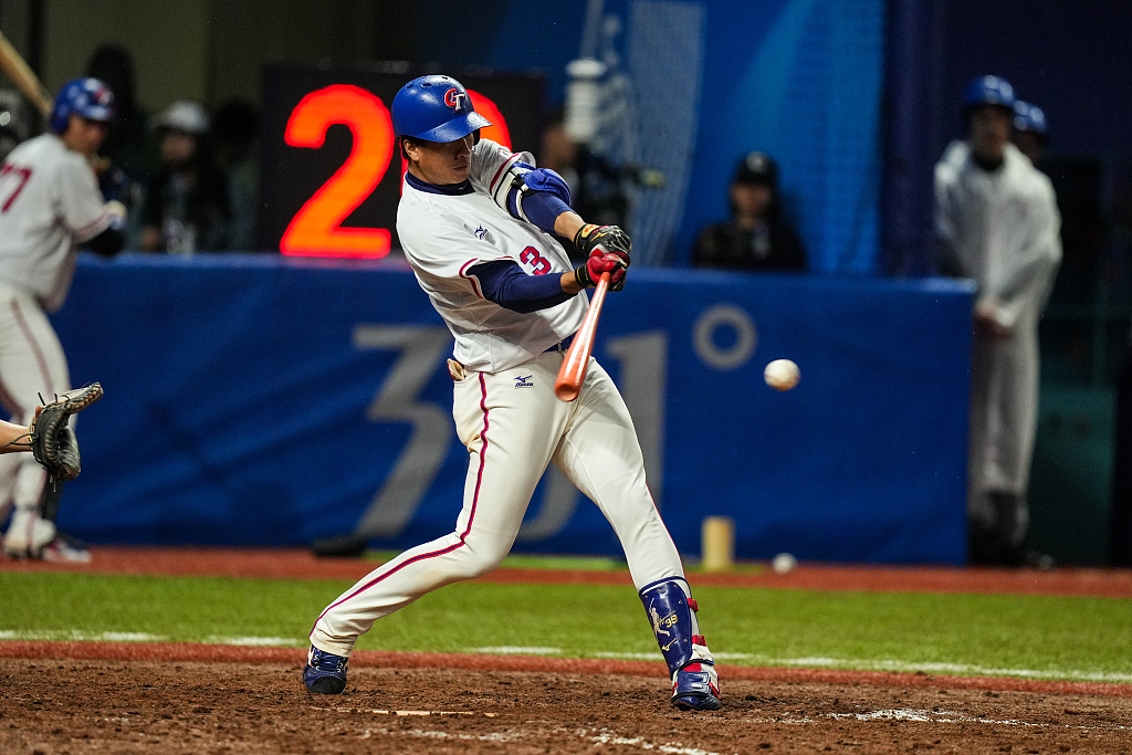 Lin Li of Chinese Taipei hits during the ninth inning in the baseball men's final against South Korea at the 19th Asian Games in Hangzhou, east China's Zhejiang Province, October 7, 2023. /CFP