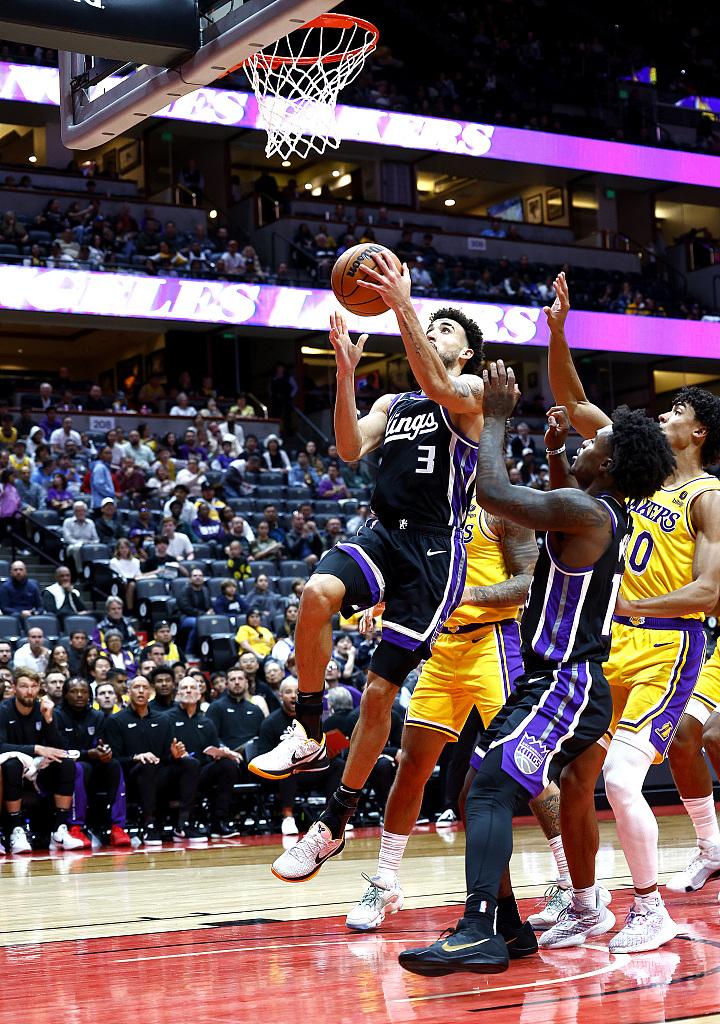 Chris Duarte (#3) of the Sacramento Kings drives toward the rim in the NBA preseason game against the Los Angeles Lakers at Honda Center in Anaheim, California, October 12, 2023. /CFP