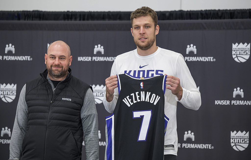 Sasha Vezenkov (R) of the Sacramento Kings poses with his No. 7 jersey at the press conference in Sacramento, California, August 31, 2023. /CFP
