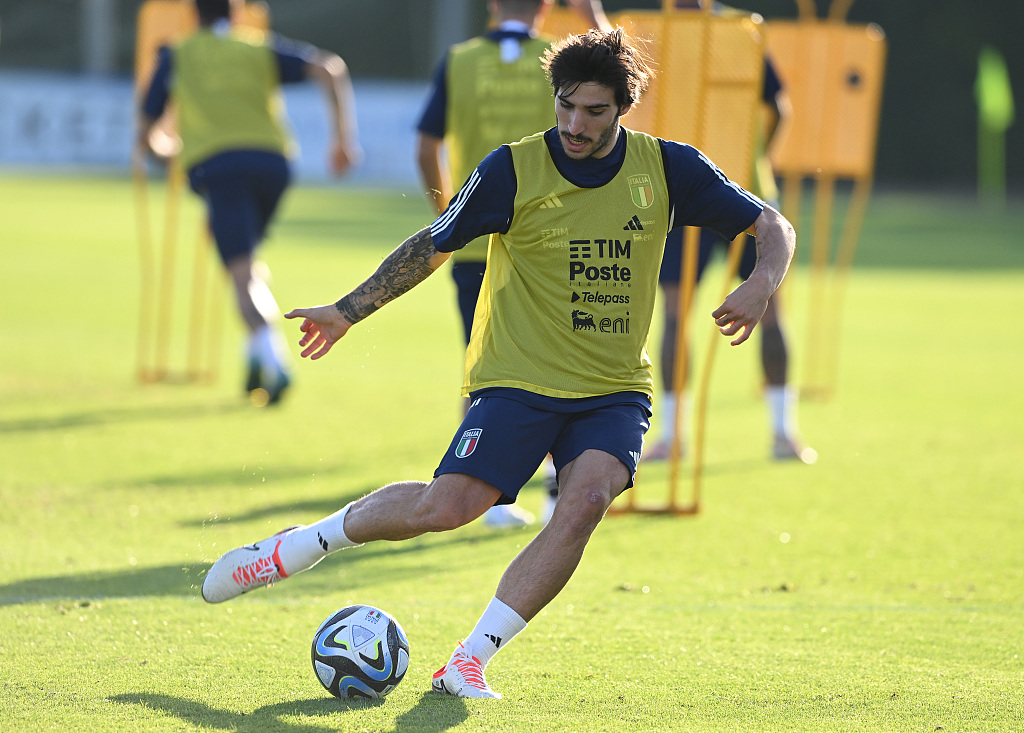 Sandro Tonali of Italy warms up ahead of the team practice at Centro Tecnico Federale di Coverciano in Florence, Italy, October 12, 2023. /CFP