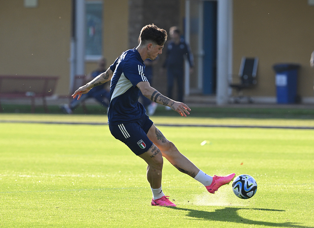 Nicolo Zaniolo of Italy warms up ahead of the team practice at Centro Tecnico Federale di Coverciano in Florence, Italy, October 12, 2023. /CFP