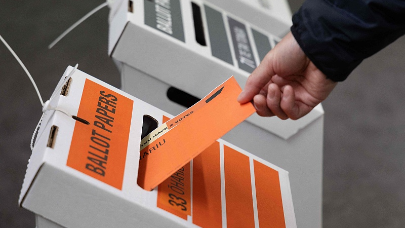 A voter casts his vote in the 2023 general election at a voting center at Johnsonville school in Wellington, New Zealand, October 14, 2023. /CFP