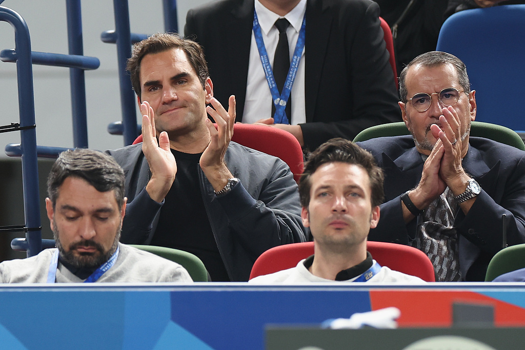 Roger Federer (L2) attends the quarterfinal match between Andrey Rublev and Ugo Humbert at ATP Shanghai Masters in Shanghai, China, October 13, 2023. /CFP