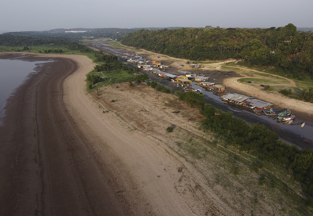 Floating homes and boats are stranded on the dry bed of Puraquequara Lake, amid a drought, in Manaus, Amazonas State, Brazil, October 5, 2023. /CFP