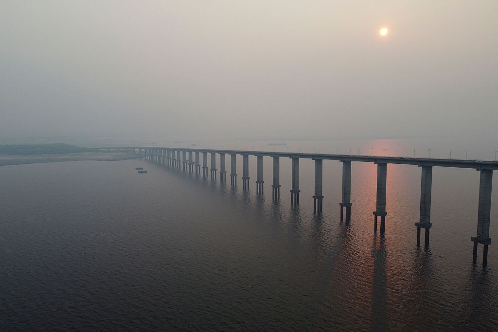 Aerial view of the Journalist Phelippe Daou bridge as smoke haze from fires in the Amazon rainforest blankets the area in Manaus, Amazonas State, northern Brazil, October 13, 2023. /CFP