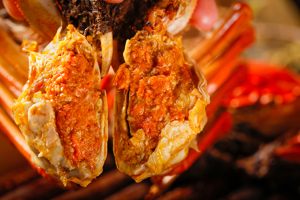 Steaming is the most popular way to cook Chinese mitten crabs in China. /CFP