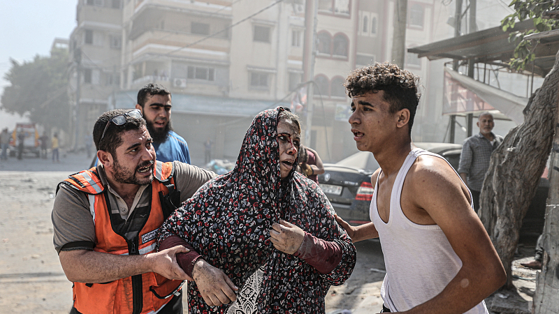 Palestinians escape after Israeli airstrikes on their homes in Gaza City, Gaza，October 15, 2023. /CFP