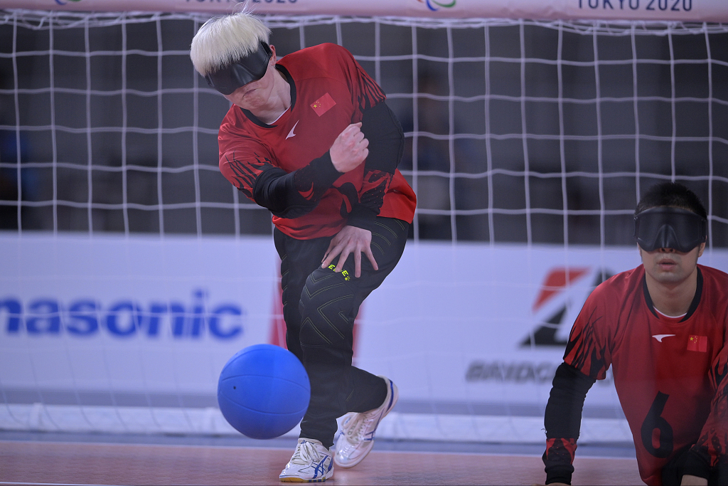 Hu Mingyao (C) of China competes in the goalball men's semifinals against USA at the Paralympic Games in Tokyo, Japan, September 2, 2021. /CFP