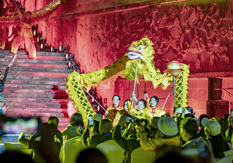 A dragon dance performance is seen at the 8th International Festival of the Intangible Cultural Heritage in Chengdu City, Sichuan Province, October 13, 2023. /CFP