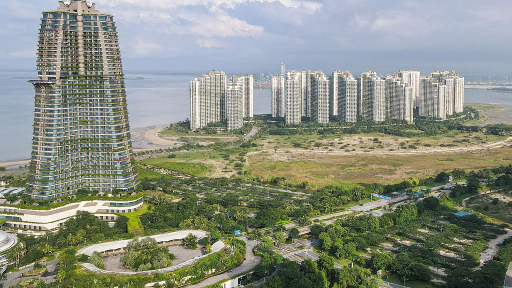 A general view of Carnelian Tower (L) and condominiums at Forest City, a development project launched under the Belt and Road Initiative, in Gelang Patah, Malaysia's Johor state, June 16, 2022. /CFP