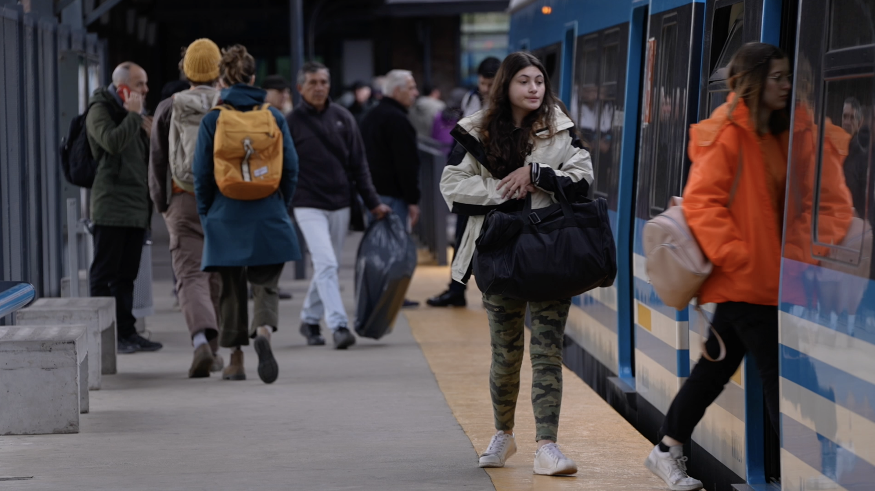 Passengers getting on and off the electrical multiple units (EMUs) manufactured by CRRC for the Mitre line in Buenos Aires. /CGTN