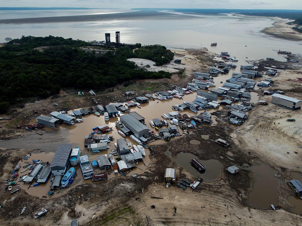 Floating houses and boats are seen stranded at the Marina do Davi, a docking area of the Negro River in Manaus, Amazonas State, northern Brazil, October 16, 2023. /CFP