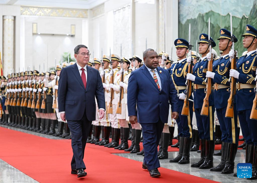 Chinese Premier Li Qiang holds a welcoming ceremony for Prime Minister of Papua New Guinea James Marape prior to their talks at the Northern Hall of the Great Hall of the People in Beijing, capital of China, October 16, 2023. /Xinhua