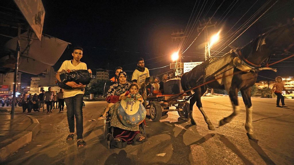 Palestinian people pictured in the street after evacuating their homes east of Gaza City due to heavy shelling by the Israeli military, May 13, 2021. /CFP