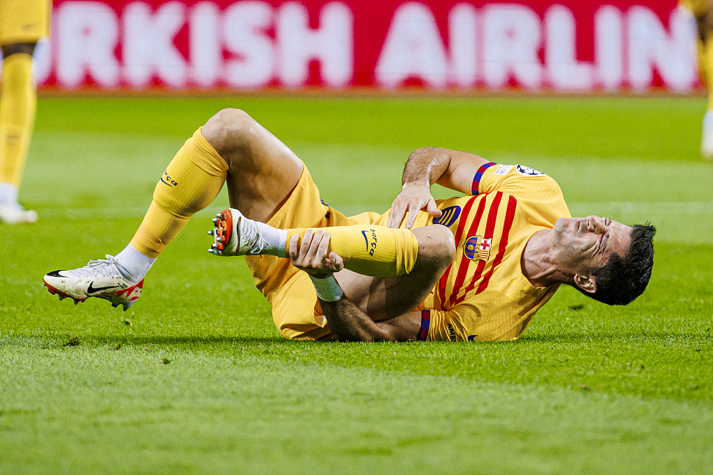 Robert Lewandowski of Barcelona lies injured on the field in the UEFA Champions League group game against Porto at the Estadio do Dragao in Porto, Portugal, October 4, 2023. /CFP