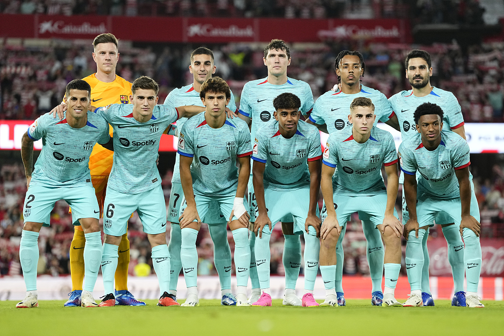 Starting lineup of Barcelona pose for a photo ahead of the La Liga game against Granada at Estadio Nuevo Los Carmenes in Granada, Spain, October 8, 2023. /CFP 