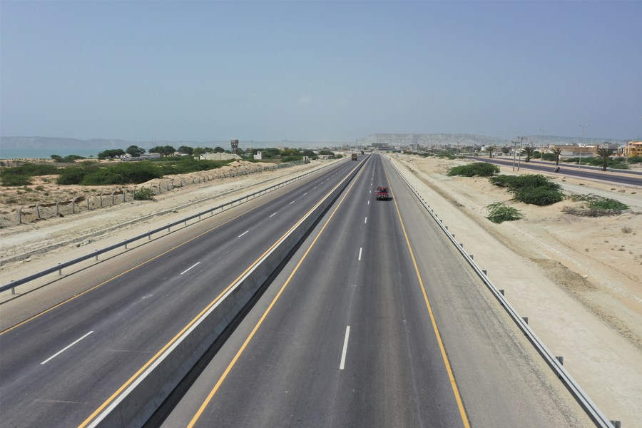 A section of the China-aided Eastbay Expressway of Gwadar port in Gwadar, Pakistan's southwest Balochistan province. /Xinhua
