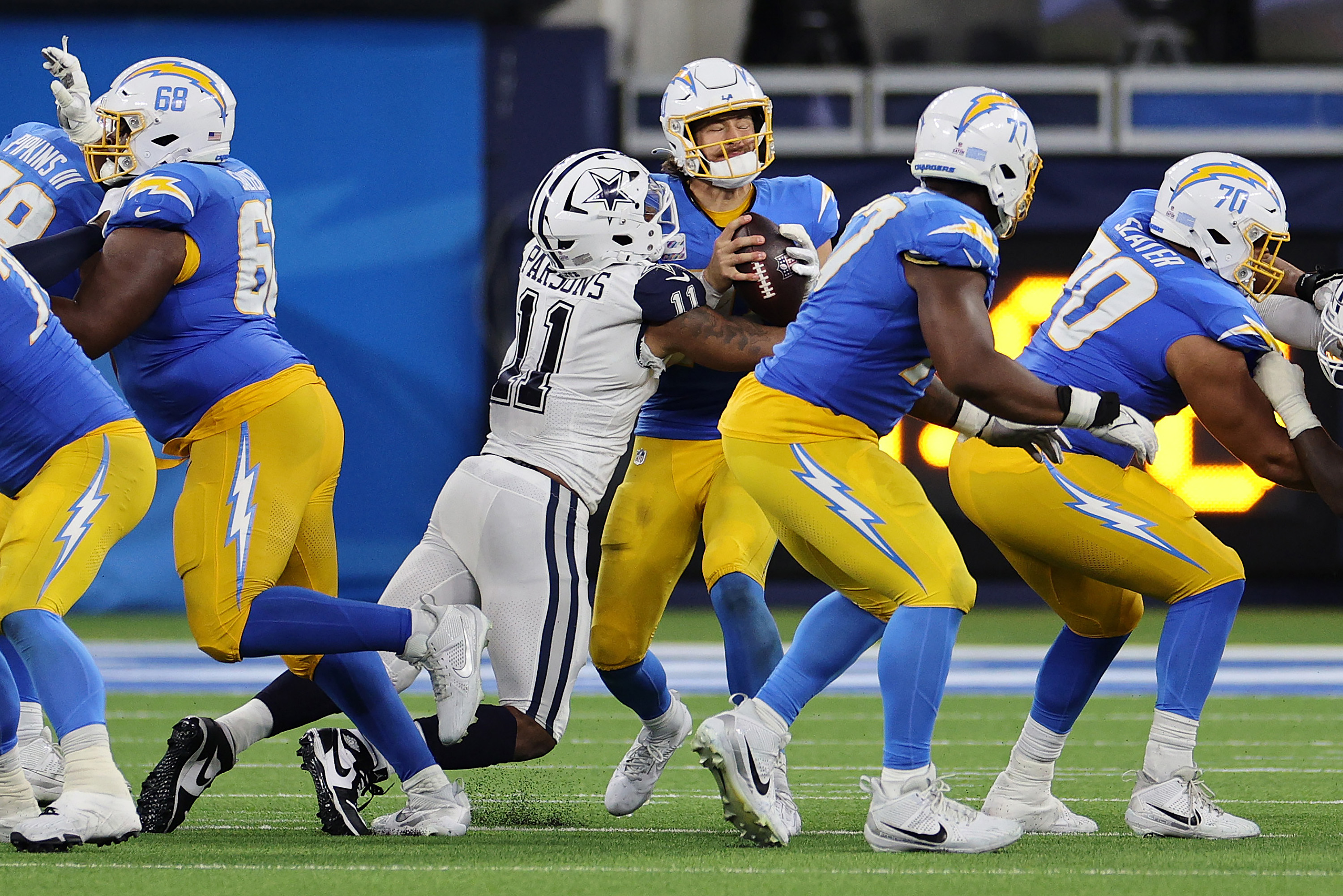 Linebacker Micah Parsons (#11) of the Dallas Cowboys sacks quarterback Justin Herbert of the Los Angeles Chargers in the game at SoFi Stadium in Inglewood, California, October 16, 2023. /CFP