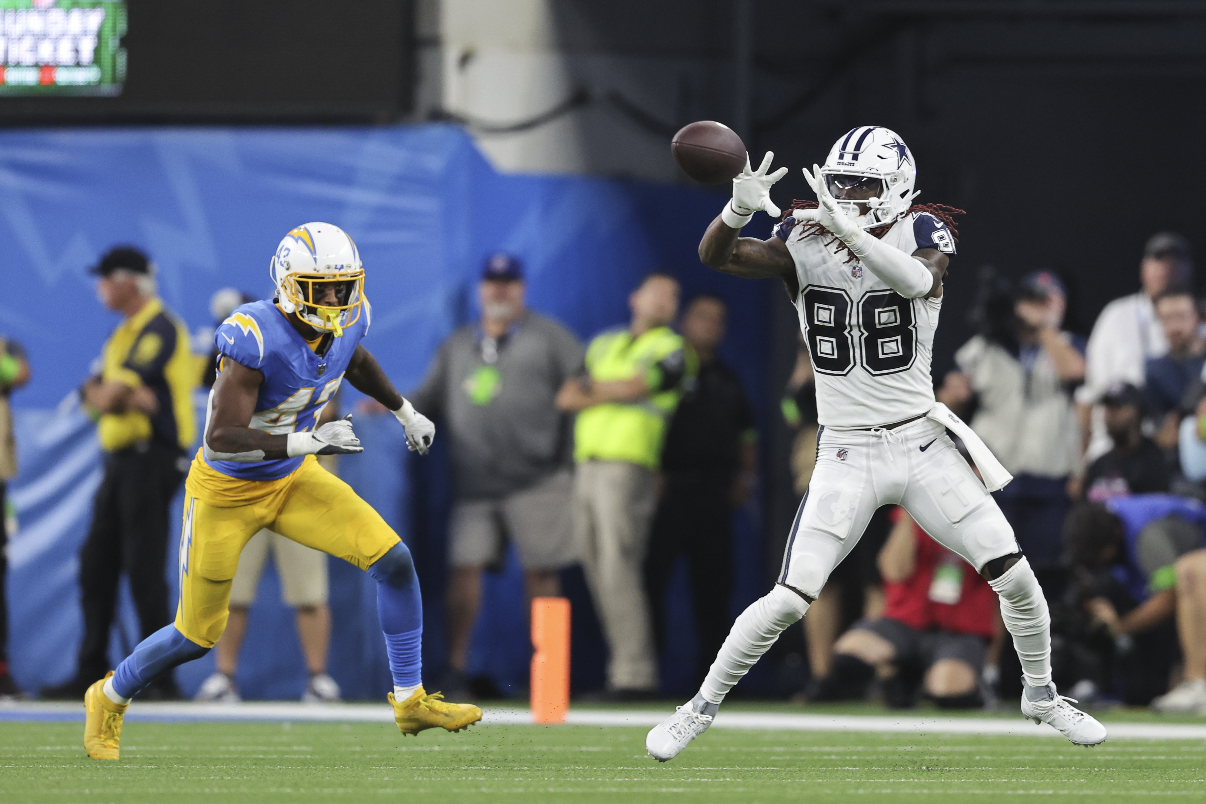 Wide receiver CeeDee Lamb (R) of the Dallas receives a pass in the game against the Los Angeles Chargers at SoFi Stadium in Inglewood, California, October 16, 2023. /CFP