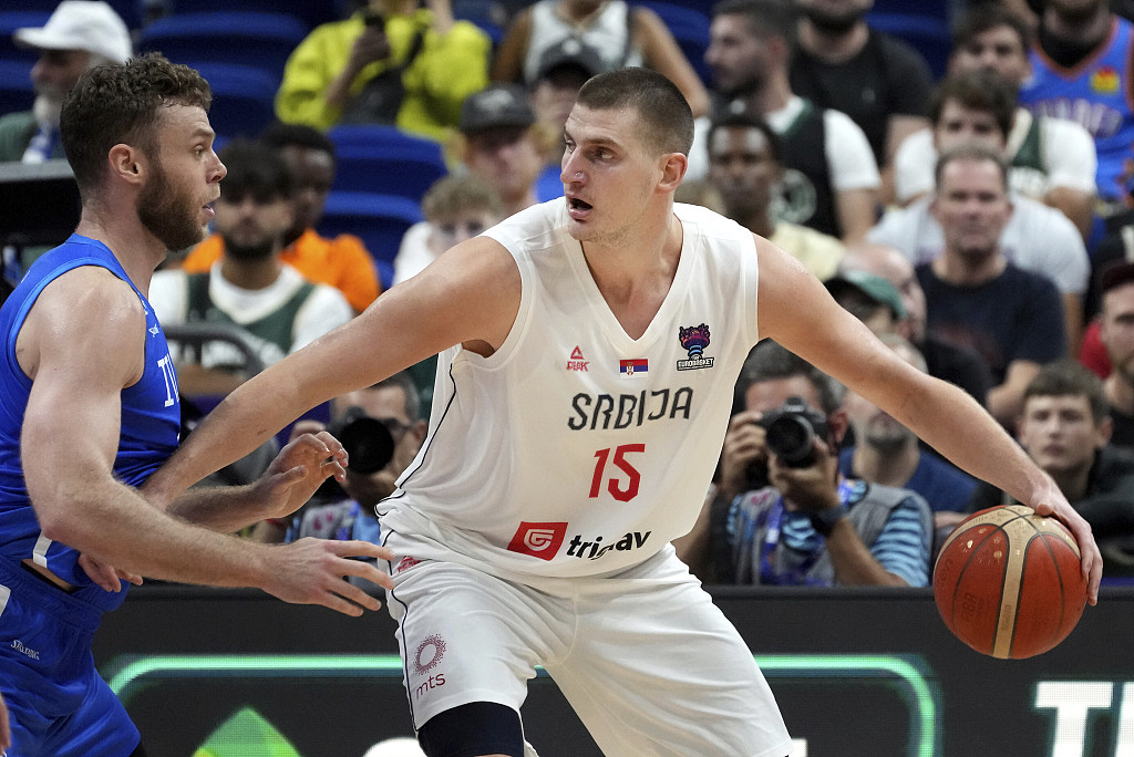 Nikola Jokic (#15) of Serbia posts up in the EuroBasket 2022 Round of 15 game against Italy in Berlin, Germany, September 11, 2022. /CFP