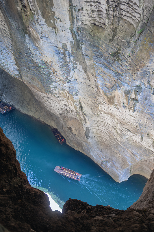 A boat drifts along the river at Pingshan Canyon in Enshi Tujia and Miao Autonomous Prefecture, central China's Hubei Province, October 16, 2023. /CFP