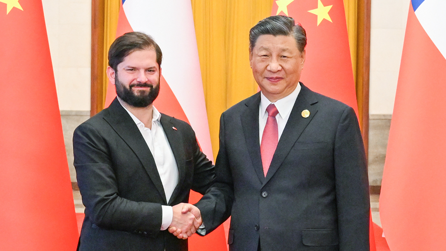 Chinese President Xi Jinping (R) meets with Chilean President Gabriel Boric in Beijing, China, October 17, 2023. /Xinhua