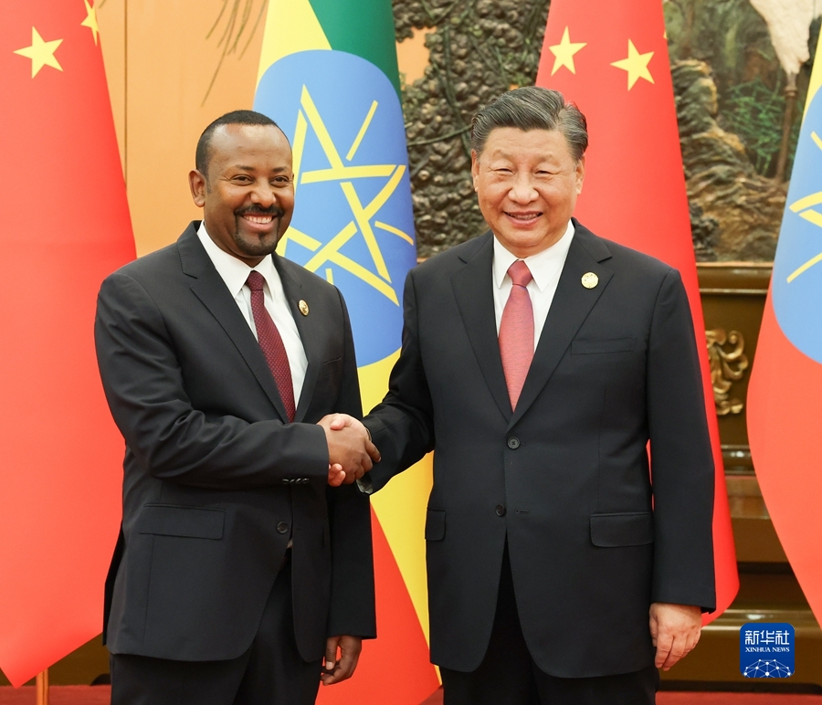 Chinese President Xi Jinping (R) shakes hands with Ethiopian Prime Minister Abiy Ahmed in Beijing, China, October 17, 2023. /Xinhua