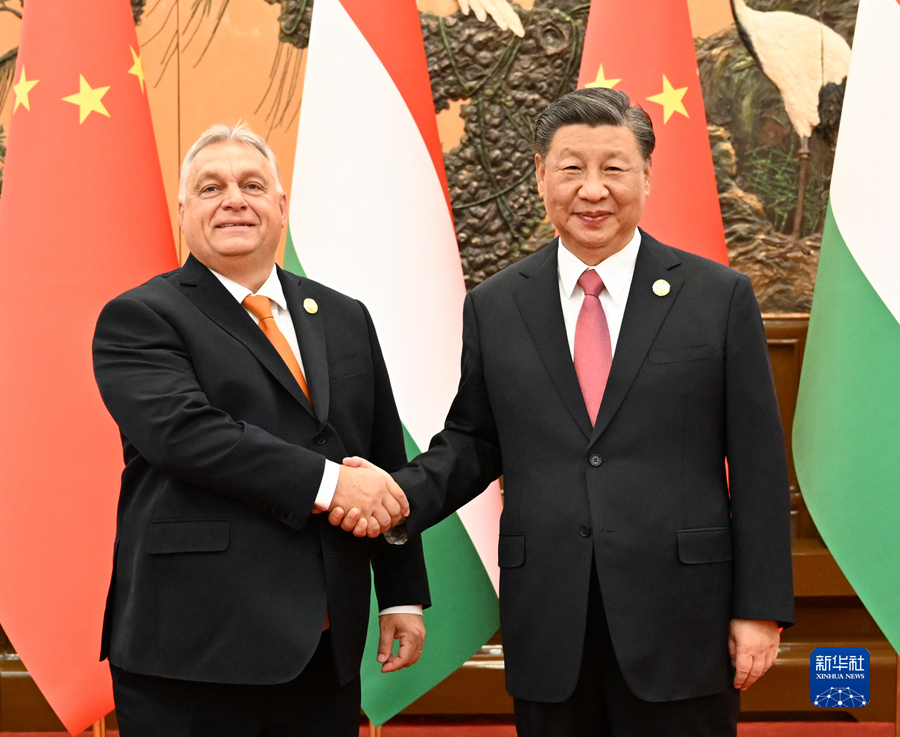 Chinese President Xi Jinping (R) shakes hands with Hungarian Prime Minister Viktor Orban in Beijing, China, October 17, 2023. /Xinhua