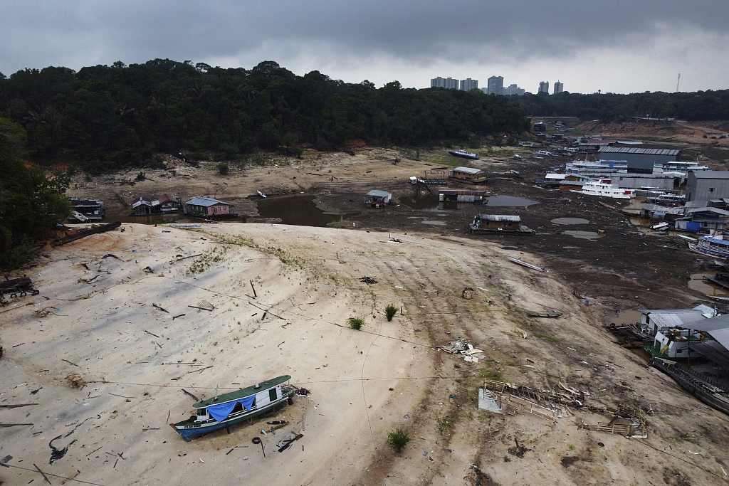 Boats are stuck in a dry area of the Negro River during a drought in Manaus, Amazonas state, Brazil, October 16, 2023. /CFP