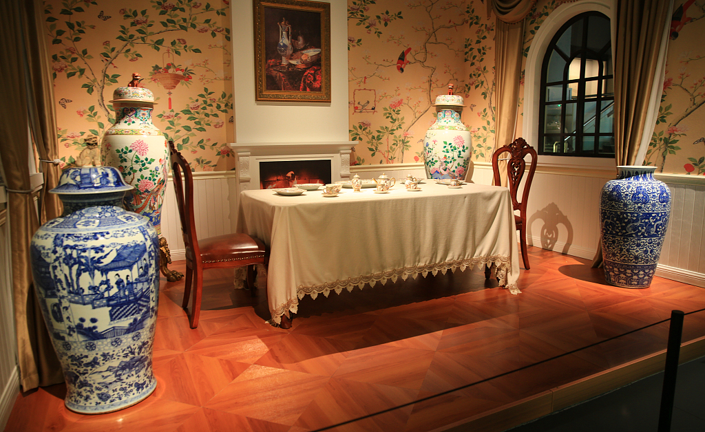 Chinese porcelain items are displayed at the Shimao Maritime Silk Road Museum on October 5, 2023, in Quanzhou, Fujian Province. This exhibit shows how Chinese porcelain was used to decorate Western living rooms in the past. /CFP
