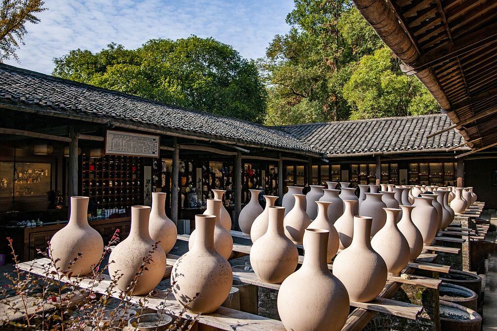 A file photo shows ceramics drying in the sun ahead of being fired in a kiln at Jingdezhen, Jiangxi Province. /CFP