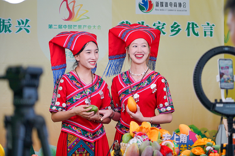 Women promote mangoes cultivated in Baise City, Guangxi Zhuang Autonomous Region. /CFP